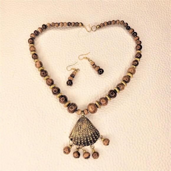 Wooden Round Beads with Shell Shape Pendant Necklace and Earrings Set - Picture 1 of 11